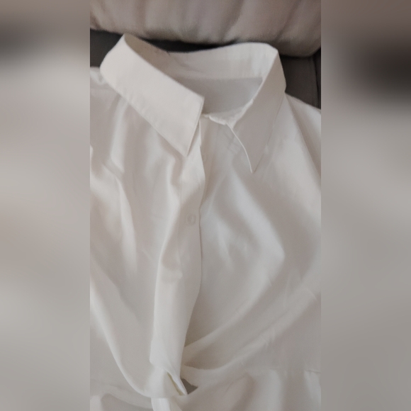 Front Buttoned Crop Top With Twist-Knot - Picture 5 of 8